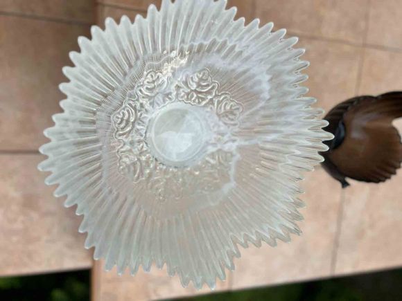 Большая антикварная ваза на латунной ножке