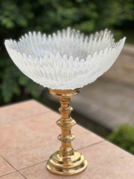 Большая антикварная ваза на латунной ножке