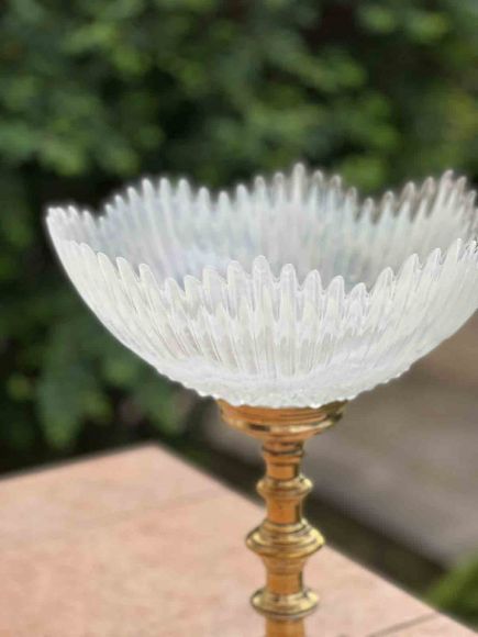 Большая антикварная ваза на латунной ножке