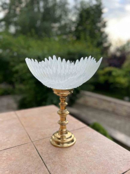 Большая антикварная ваза на латунной ножке