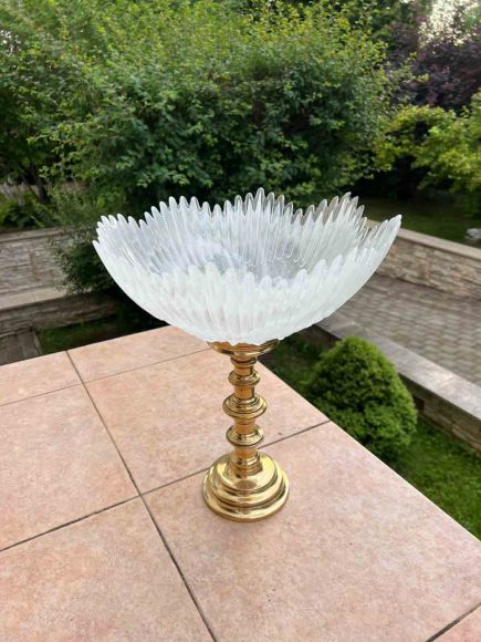 Большая антикварная ваза на латунной ножке