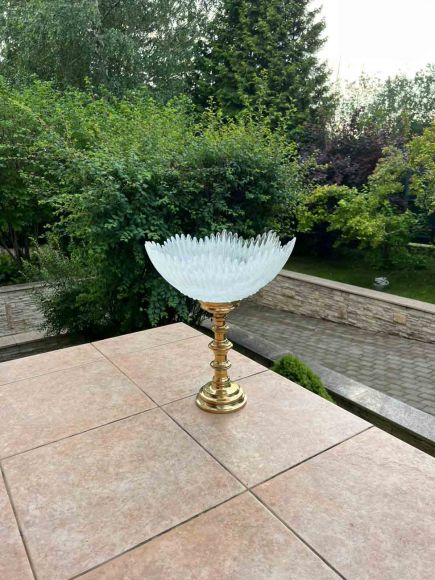 Большая антикварная ваза на латунной ножке