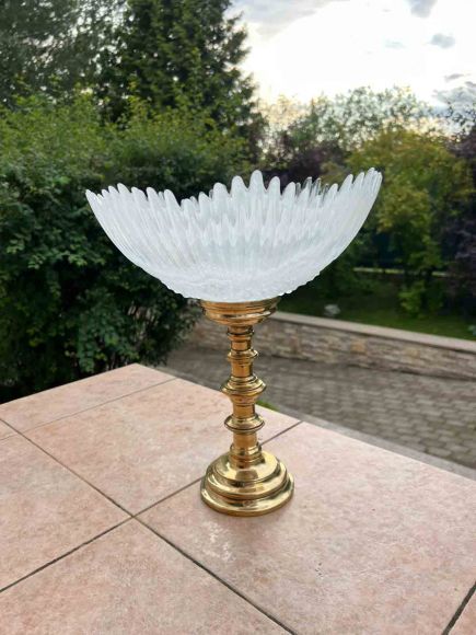 Большая антикварная ваза на латунной ножке