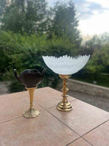 Большая антикварная ваза на латунной ножке