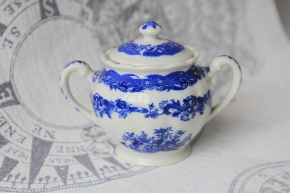 Фарфоровая сахарница. Винтаж