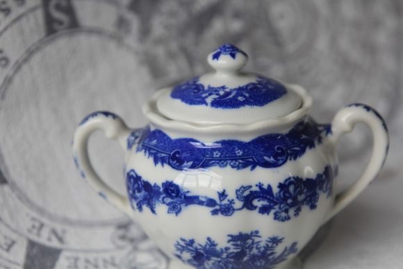 Фарфоровая сахарница. Винтаж