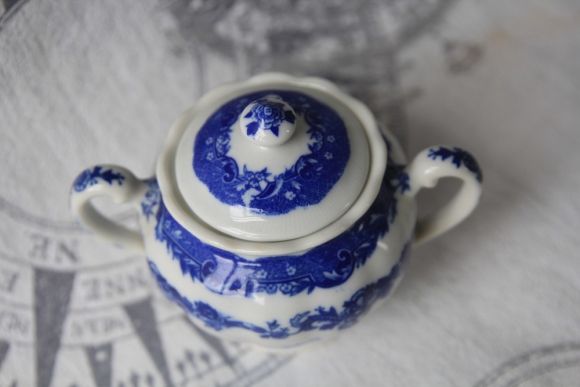 Фарфоровая сахарница. Винтаж