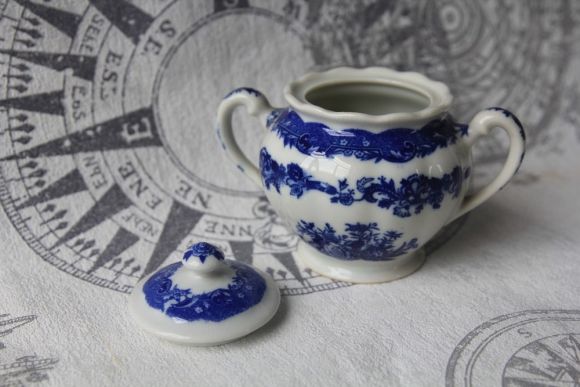 Фарфоровая сахарница. Винтаж