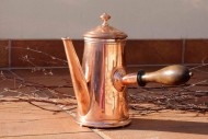 Замечательный медный кофейник с клеймом Замечательный медный кофейник с клеймом