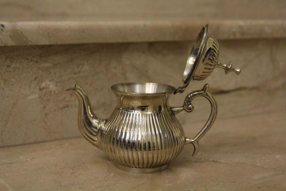 Тяжелый посеребренный чайничек идеальной формы и состояния. Европа