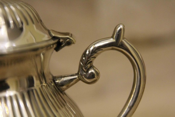 Тяжелый посеребренный чайничек идеальной формы и состояния. Европа