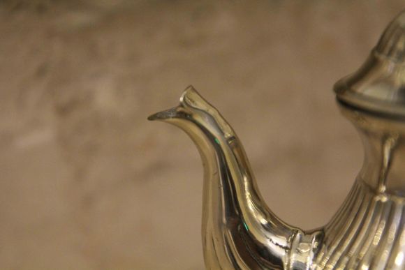 Тяжелый посеребренный чайничек идеальной формы и состояния. Европа