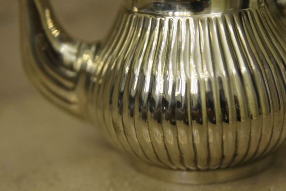 Тяжелый посеребренный чайничек идеальной формы и состояния. Европа