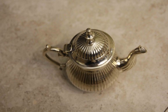 Тяжелый посеребренный чайничек идеальной формы и состояния. Европа