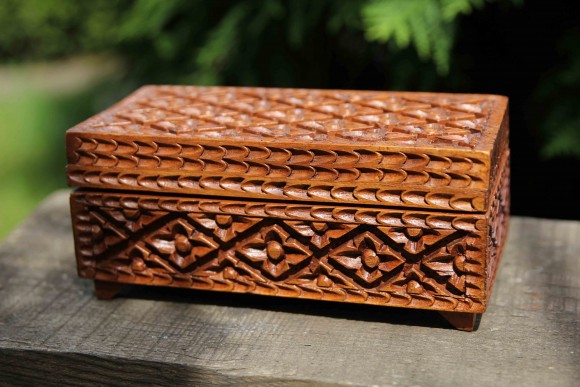 Деревяння резная шкатулка. Ручная работа. Оббита бирюзовым бархатом