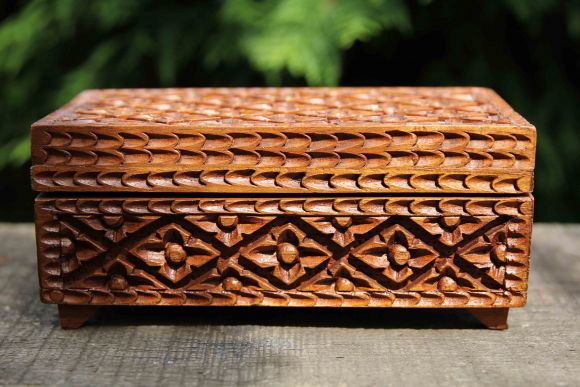 Деревяння резная шкатулка. Ручная работа. Оббита бирюзовым бархатом