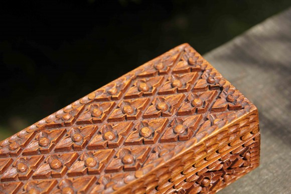 Деревяння резная шкатулка. Ручная работа. Оббита бирюзовым бархатом