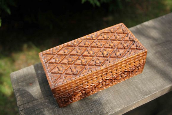 Деревяння резная шкатулка. Ручная работа. Оббита бирюзовым бархатом