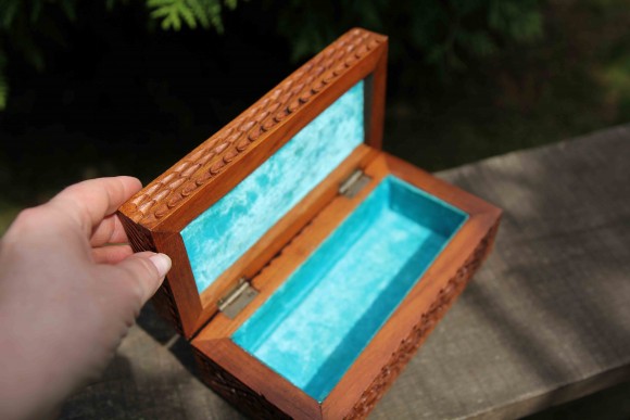 Деревяння резная шкатулка. Ручная работа. Оббита бирюзовым бархатом