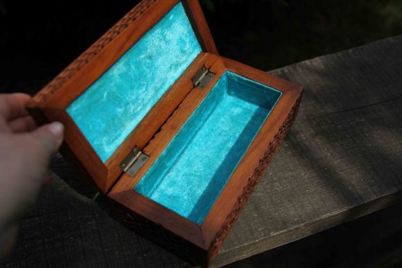 Деревяння резная шкатулка. Ручная работа. Оббита бирюзовым бархатом