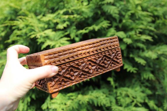 Деревяння резная шкатулка. Ручная работа. Оббита бирюзовым бархатом