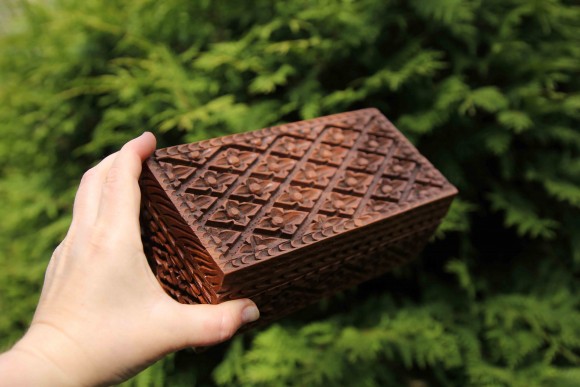 Деревяння резная шкатулка. Ручная работа. Оббита бирюзовым бархатом