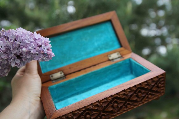 Деревяння резная шкатулка. Ручная работа. Оббита бирюзовым бархатом