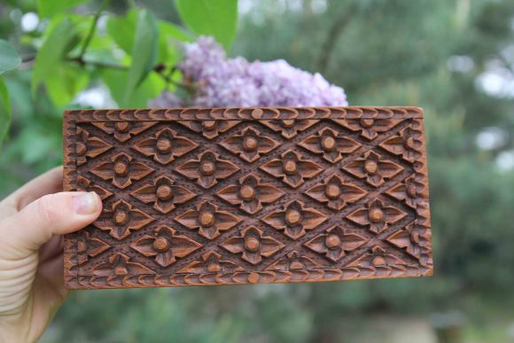 Деревяння резная шкатулка. Ручная работа. Оббита бирюзовым бархатом