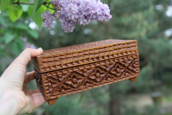 Деревяння резная шкатулка. Ручная работа. Оббита бирюзовым бархатом