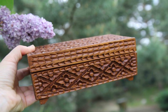 Деревяння резная шкатулка. Ручная работа. Оббита бирюзовым бархатом