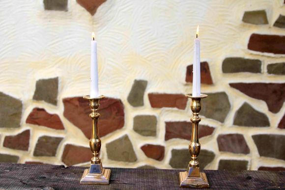 Отличная пара тяжелых латунных старинных подсвечников