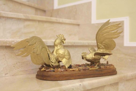 Композиция Бой петухов, украшена натуральным янтарем