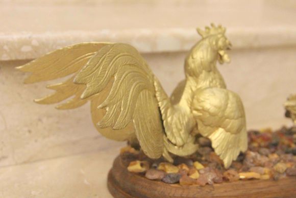 Композиция Бой петухов, украшена натуральным янтарем