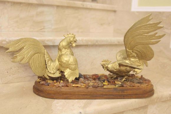 Композиция Бой петухов, украшена натуральным янтарем