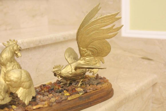 Композиция Бой петухов, украшена натуральным янтарем