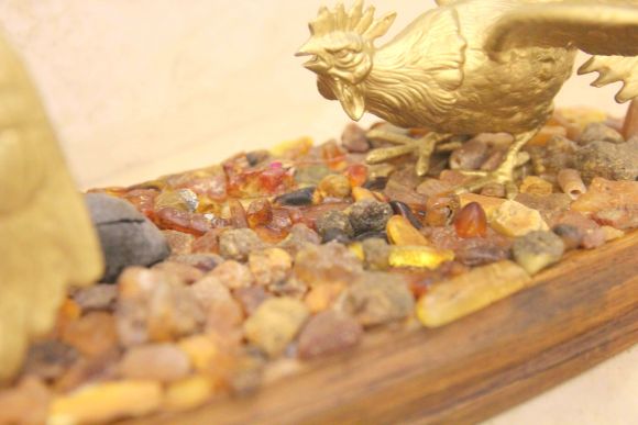 Композиция Бой петухов, украшена натуральным янтарем