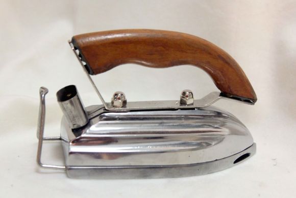 Винтажный электрический утюг в рабочем состоянии. Середина 20 вв