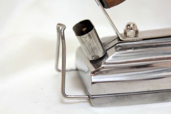 Винтажный электрический утюг в рабочем состоянии. Середина 20 вв