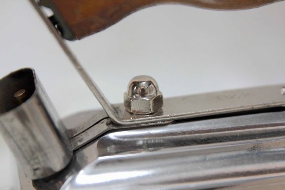 Винтажный электрический утюг в рабочем состоянии. Середина 20 вв