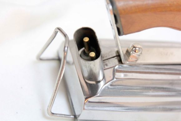 Винтажный электрический утюг в рабочем состоянии. Середина 20 вв