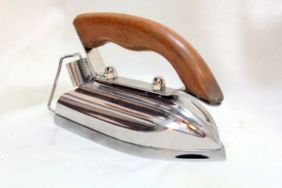 Винтажный электрический утюг в рабочем состоянии. Середина 20 вв
