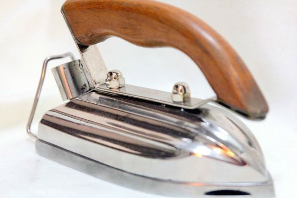 Винтажный электрический утюг в рабочем состоянии. Середина 20 вв