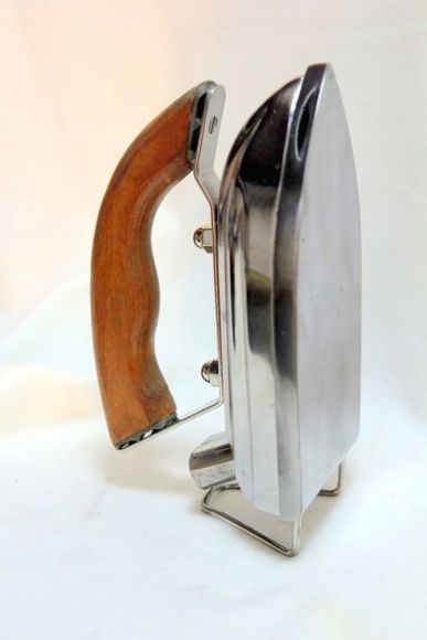 Винтажный электрический утюг в рабочем состоянии. Середина 20 вв