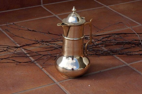 Идеальный старинный латунный кофейник