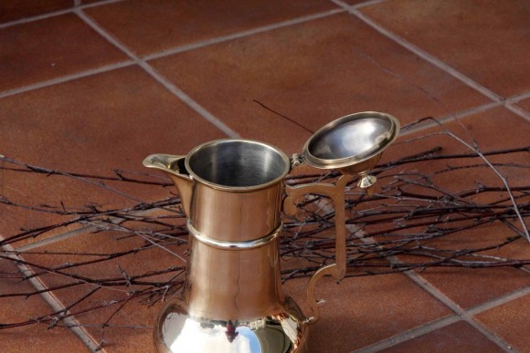 Идеальный старинный латунный кофейник