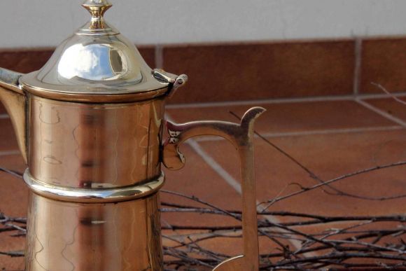 Идеальный старинный латунный кофейник