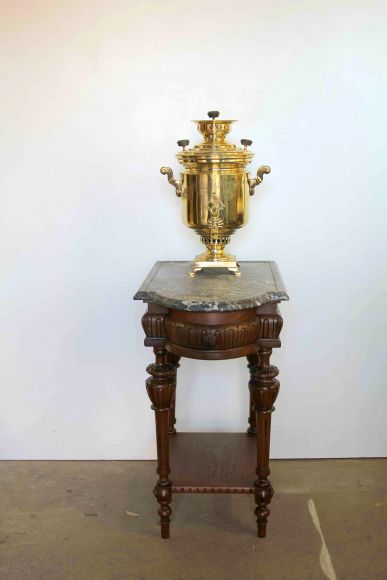 Самоварный дубовый столик с мраморной столешницей