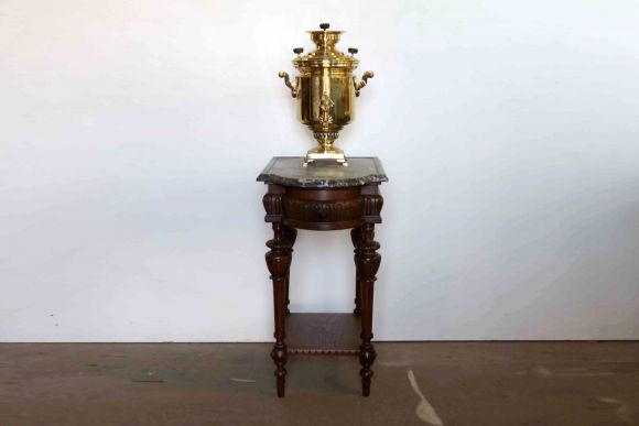 Самоварный дубовый столик с мраморной столешницей