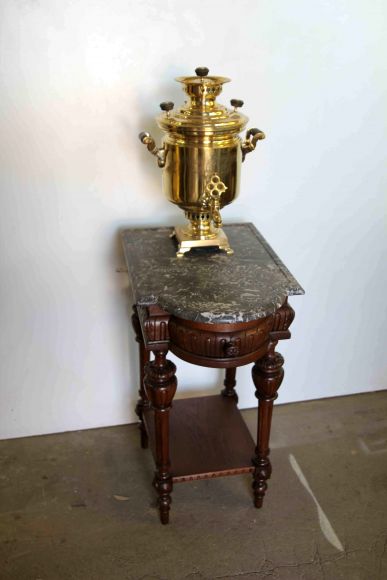 Самоварный дубовый столик с мраморной столешницей