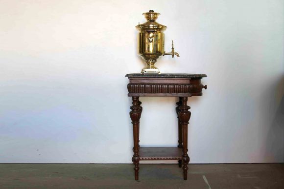 Самоварный дубовый столик с мраморной столешницей